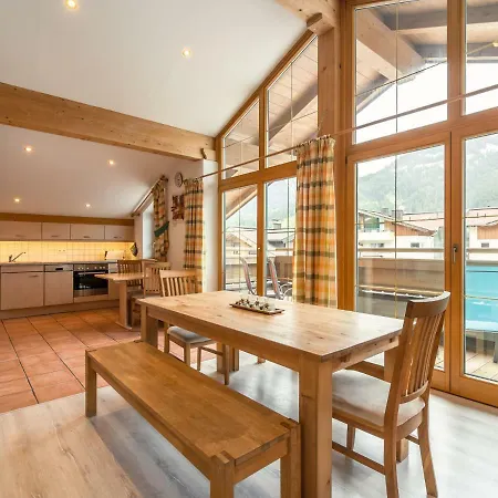 Penthouse Petra *